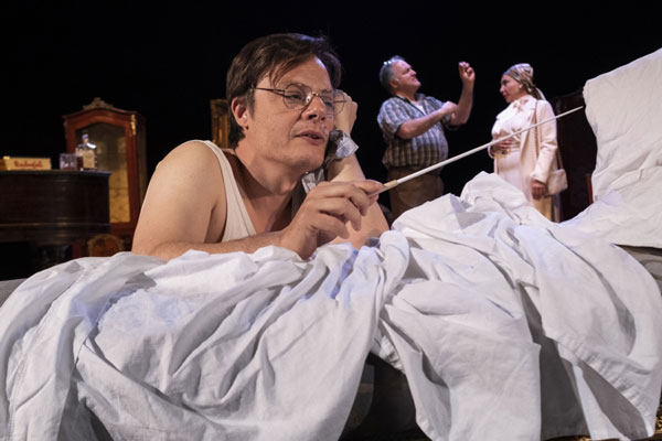 STANZA CON COMPOSITORE, DONNE, STRUMENTI MUSICALI, RAGAZZO